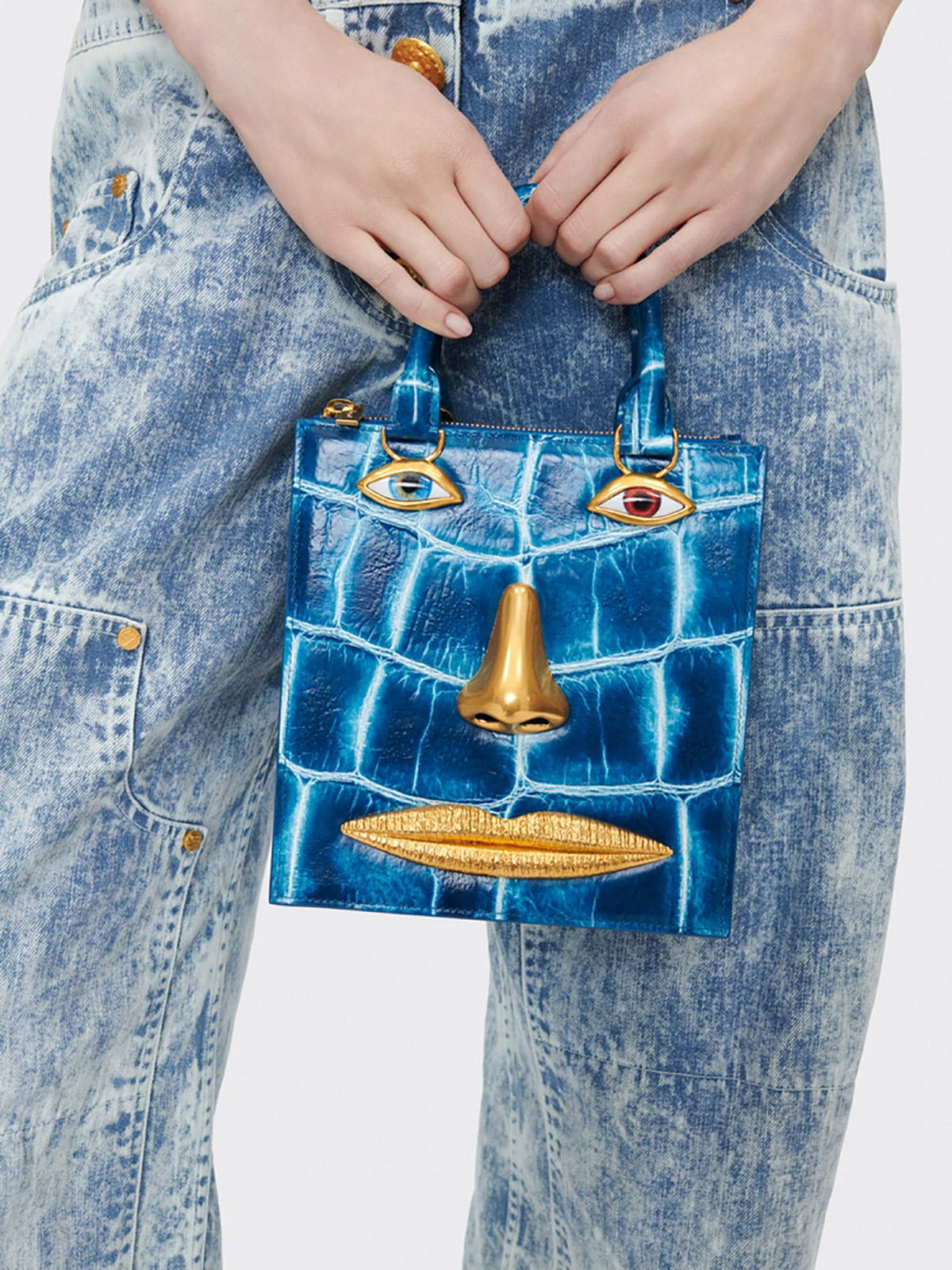 Schiaparellis Blick auf Schmuck, den man mit der Anatomie-Tasche tragen kann